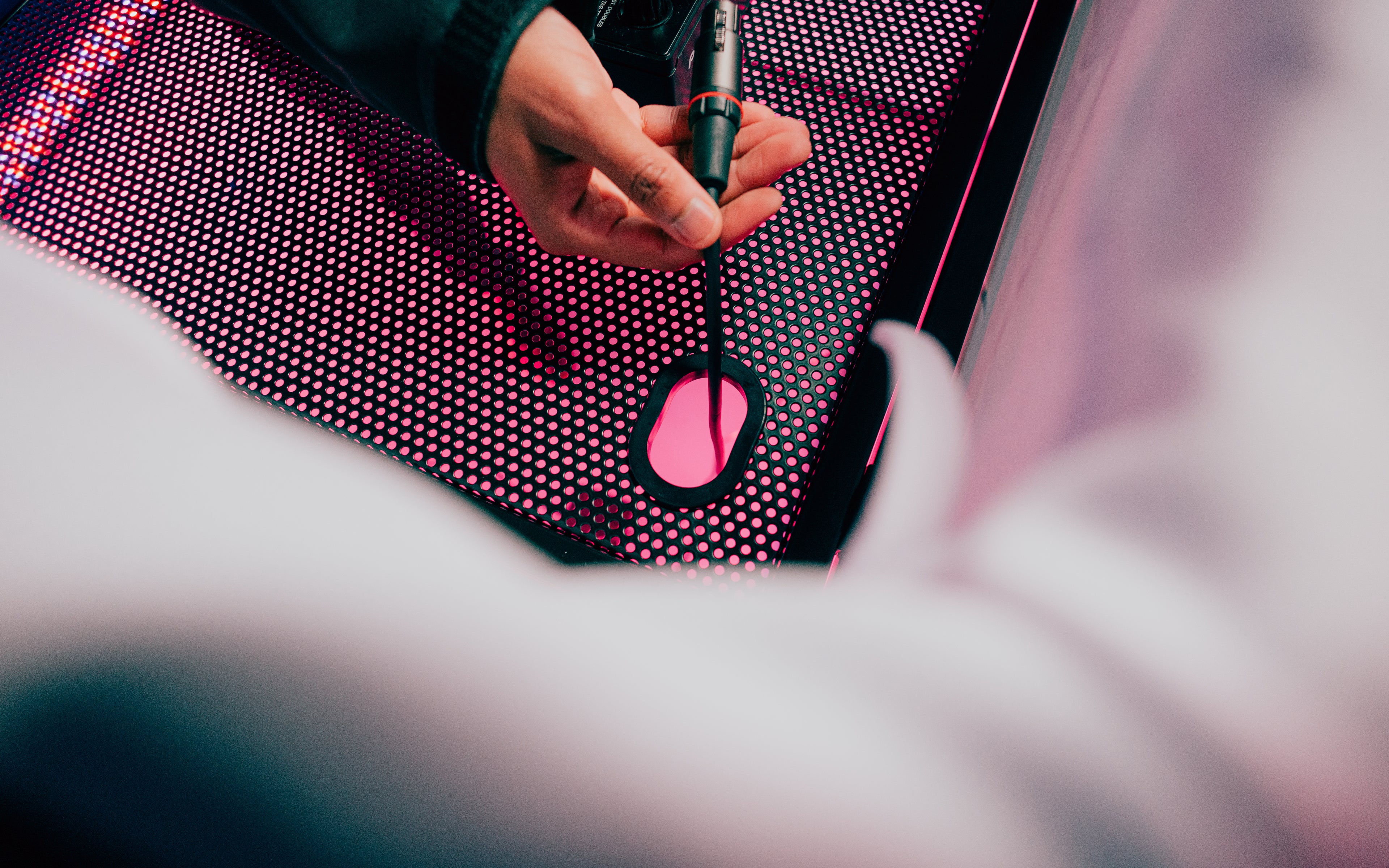 Frameworks DJ Facade with TV Mount & Carrying Bag