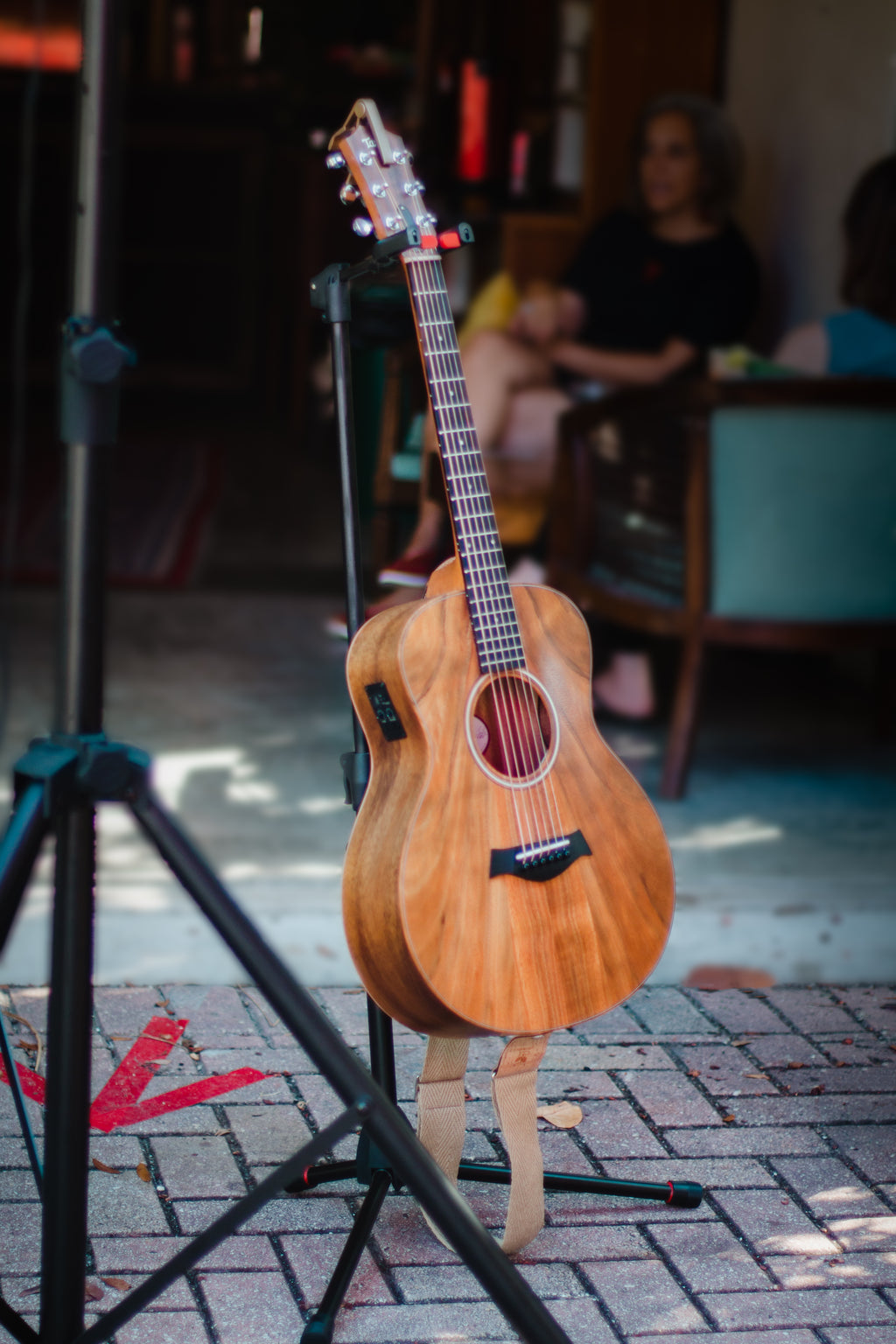 Hanging Guitar Stand with Locking Neck Cradle