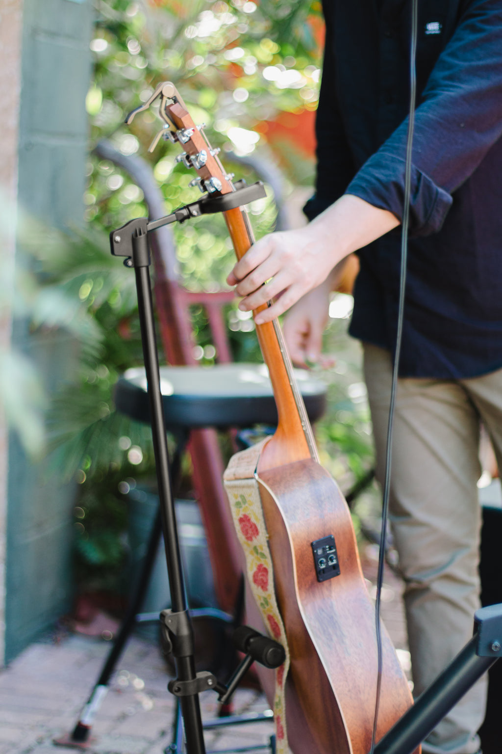 Hanging Guitar Stand with Locking Neck Cradle