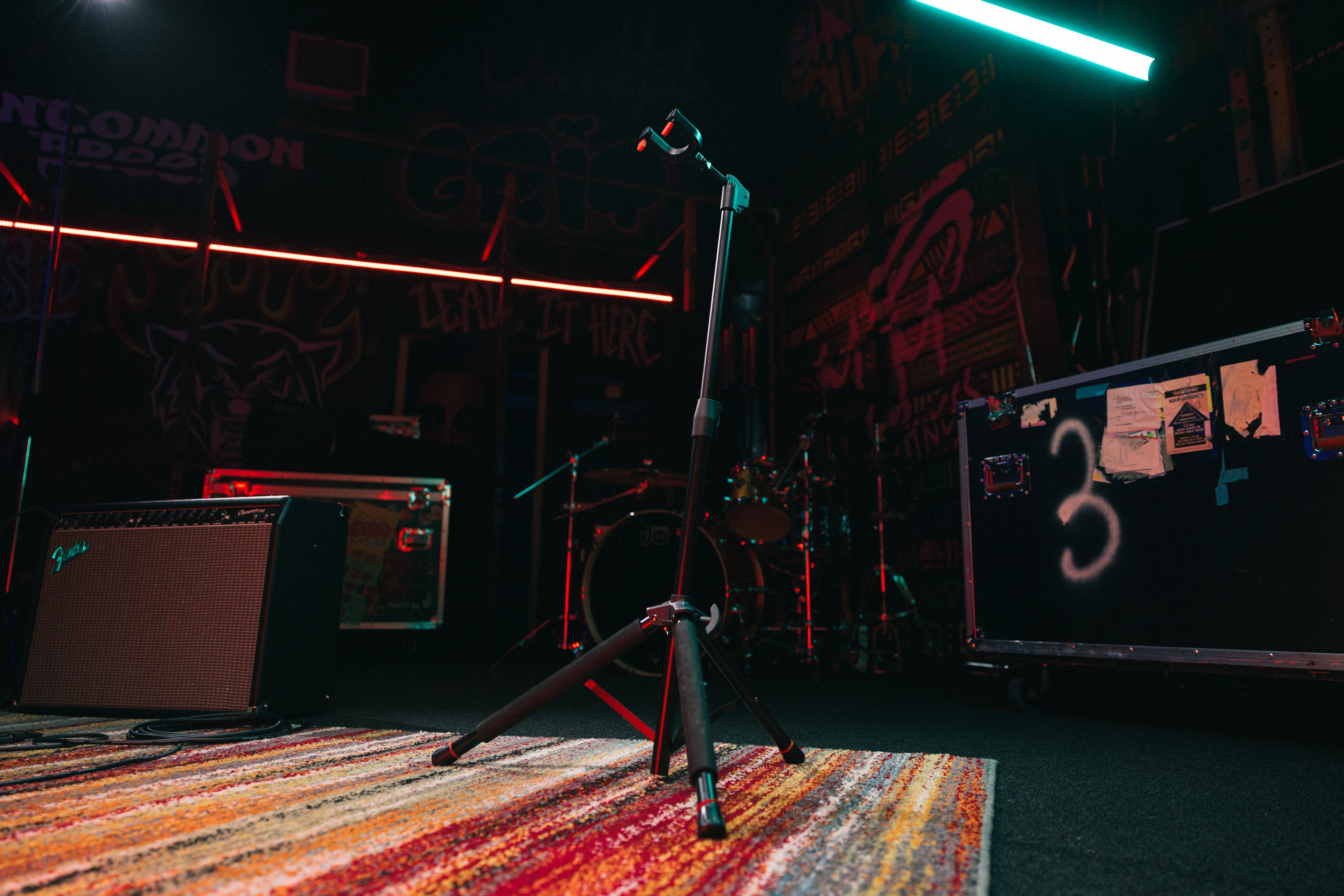 Hanging Guitar Stand with Locking Yoke
