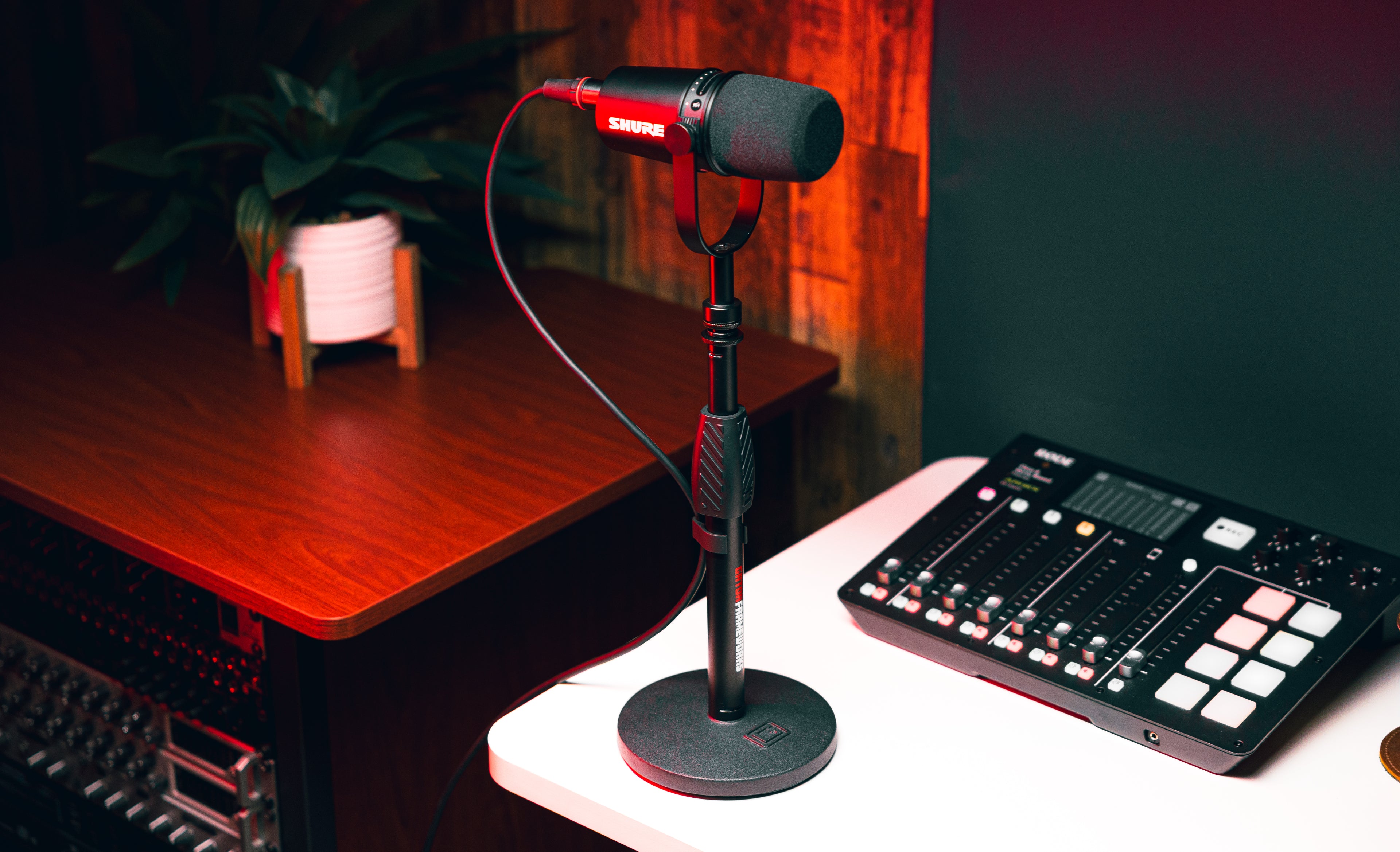 Desktop Mic Stand with Round Base and Twist Clutch