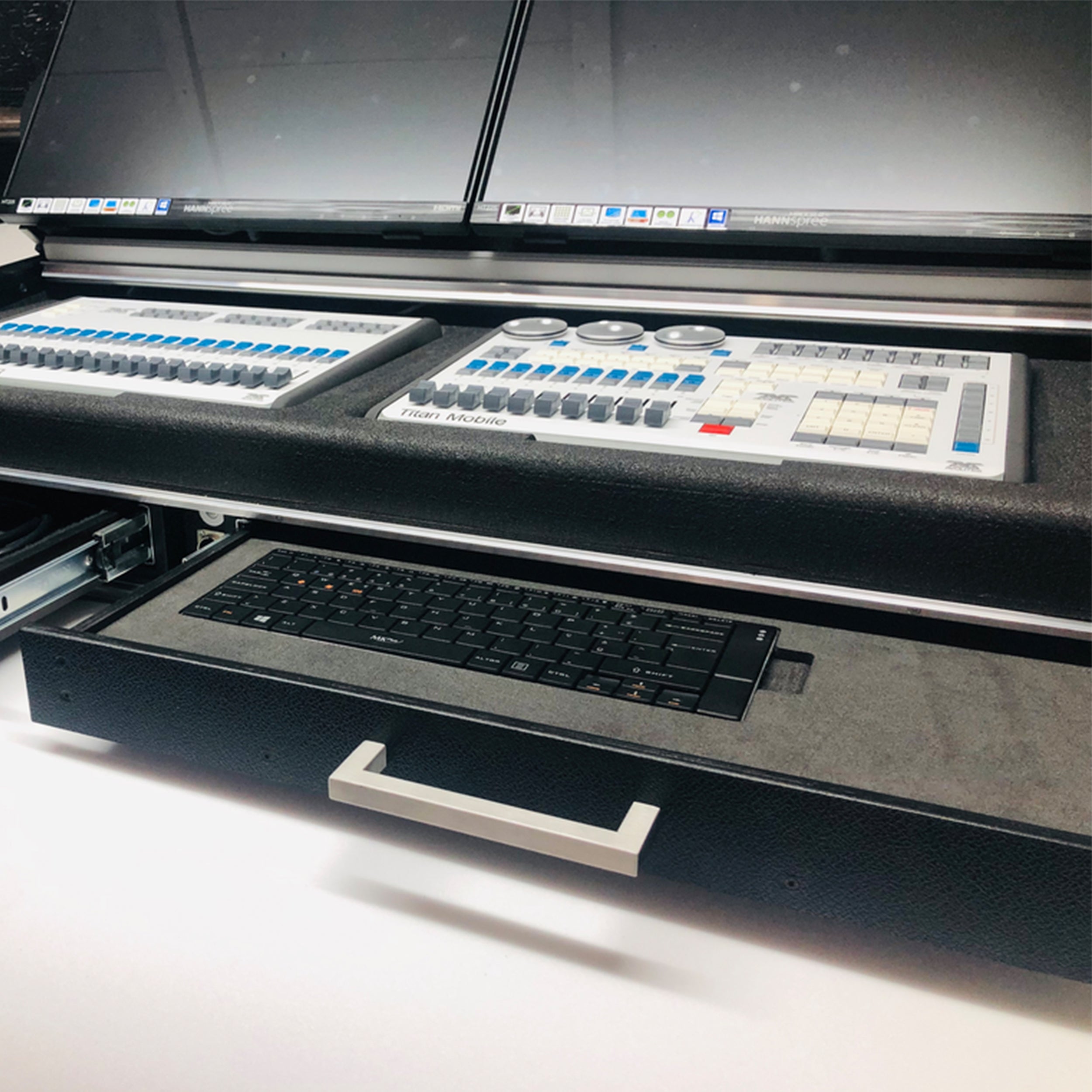 Flight case for AVOLITES TITAN MOBILE & TITAN WING Lighting controller with 4x casters by Santosom